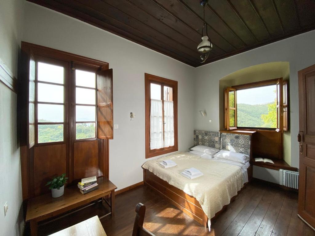 PinakátaiAlatinos的一间卧室设有一张床和两个窗户。