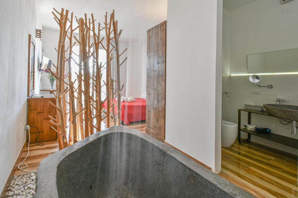 托雷拉皮罗Calasole Country House的一间带浴缸的浴室位于客房中间