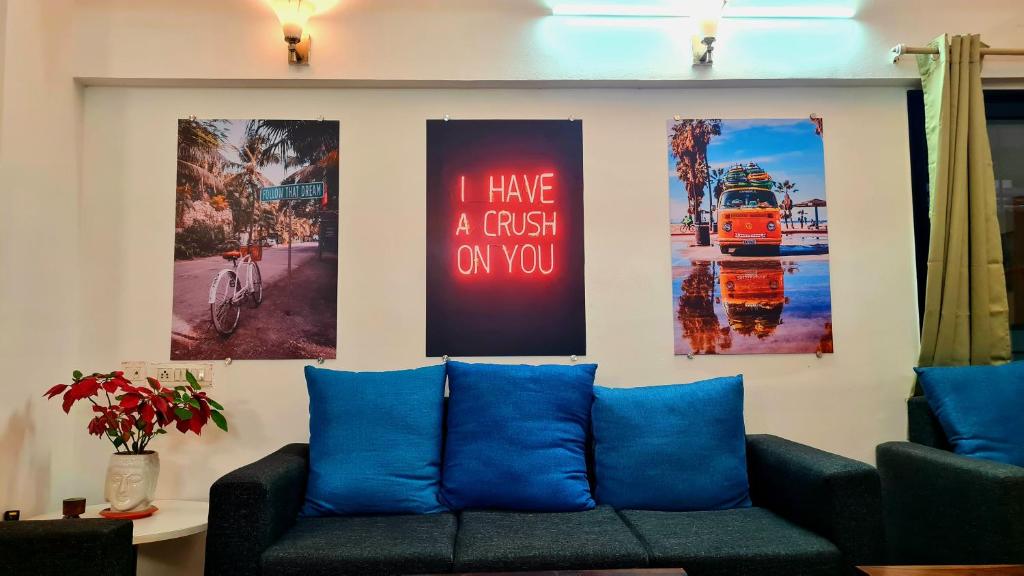 浦那Lifespace- Spacious Hostel in a Luxurious Villa的客厅配有沙发和墙上的海报