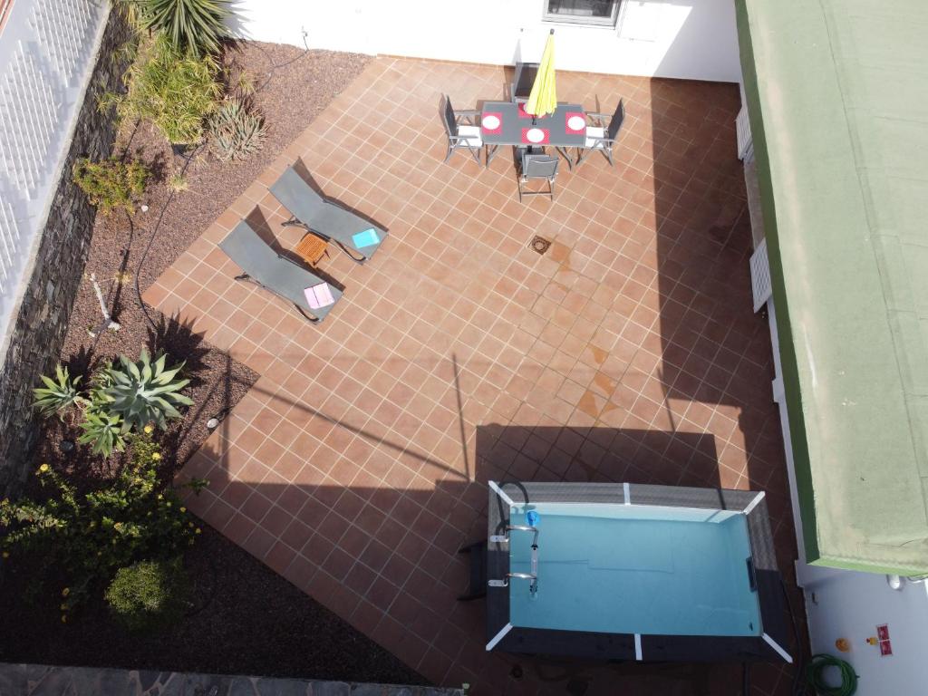 圣阿古斯丁Fantastica vivienda en Playa de San Agustin con piscina的享有带桌椅的天井的顶部景致。
