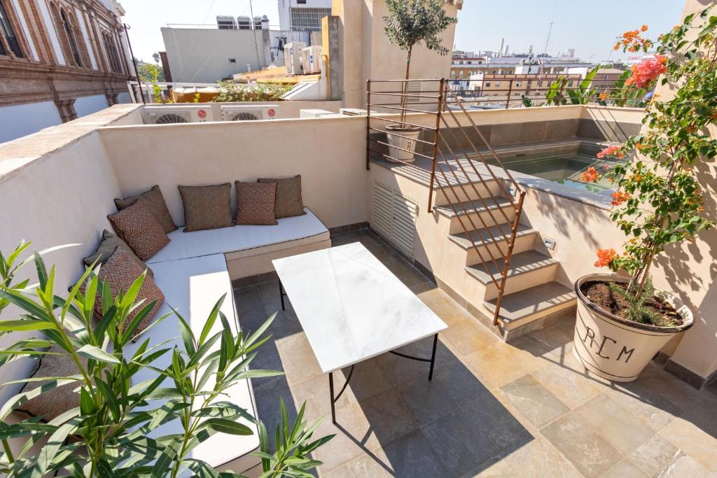 Casa de la Moneda Residences Sevilla的阳台或露台