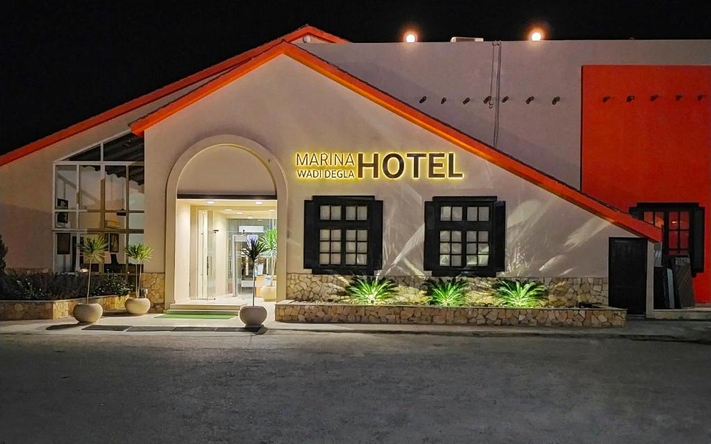艾因苏赫纳Marina Wadi Degla Hotel的一边有标志的酒店