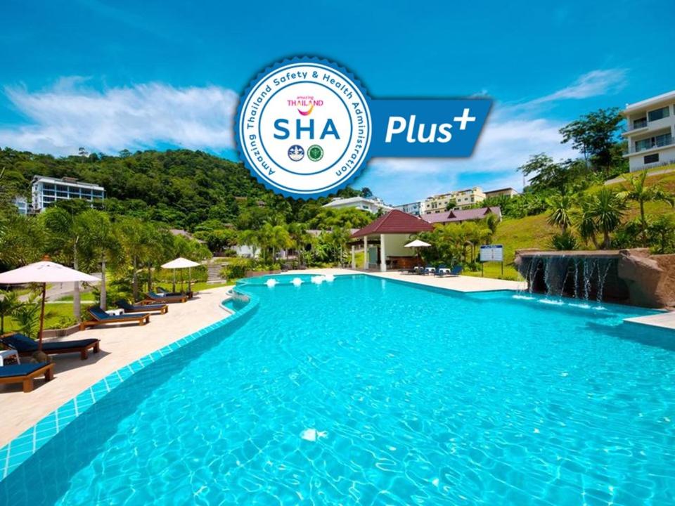 芭东海滩PS Hill Resort Phuket Patong - SHA Plus的shka pust度假村的游泳池和spa
