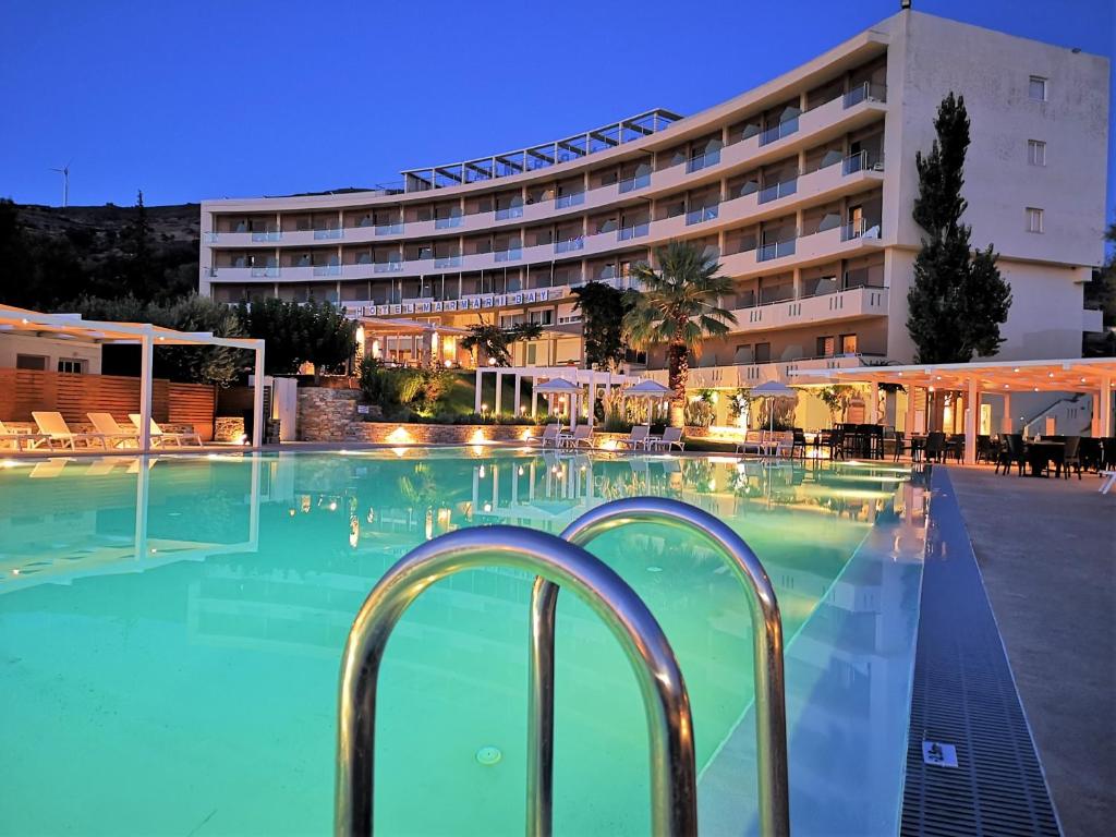 马尔马里马尔马里湾酒店的酒店前方的大型游泳池