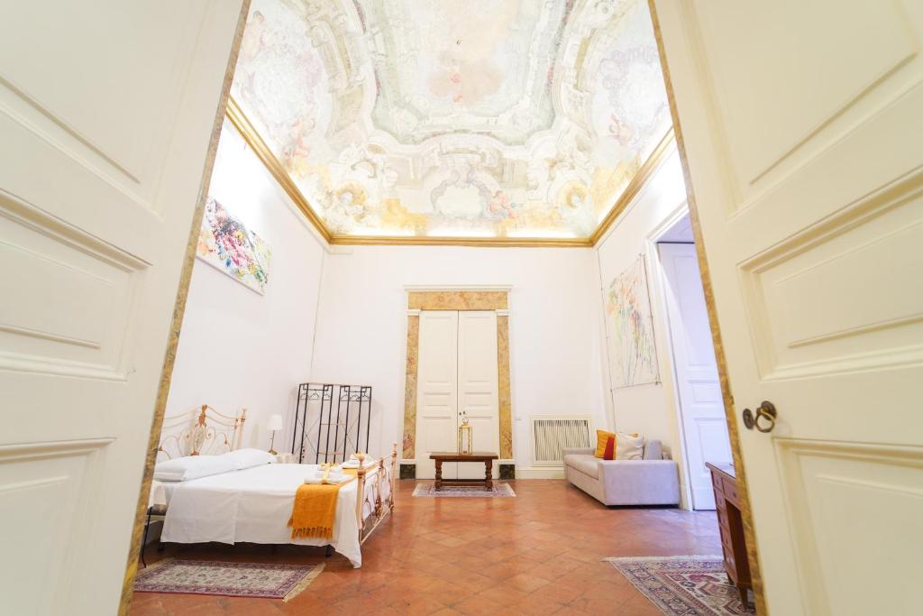 那不勒斯Casa Napoletana - Culture Apartment的带床和天花板的客房