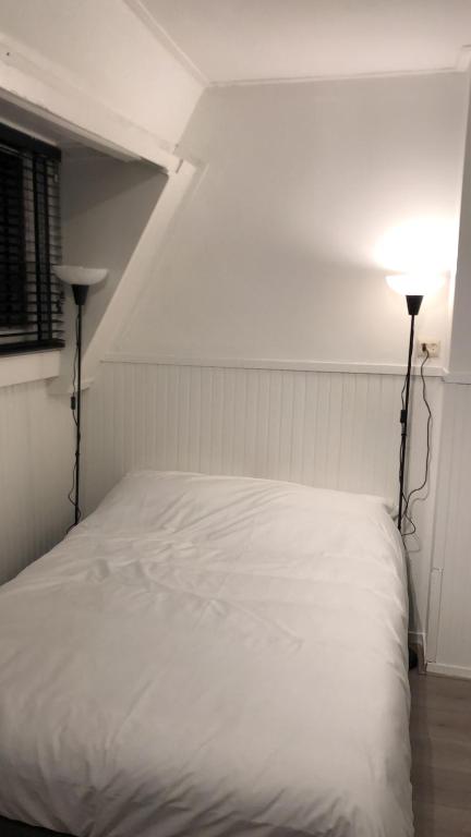 乌赫斯特海斯特Thomasloft的一间设有两盏灯的房间的一张白色床