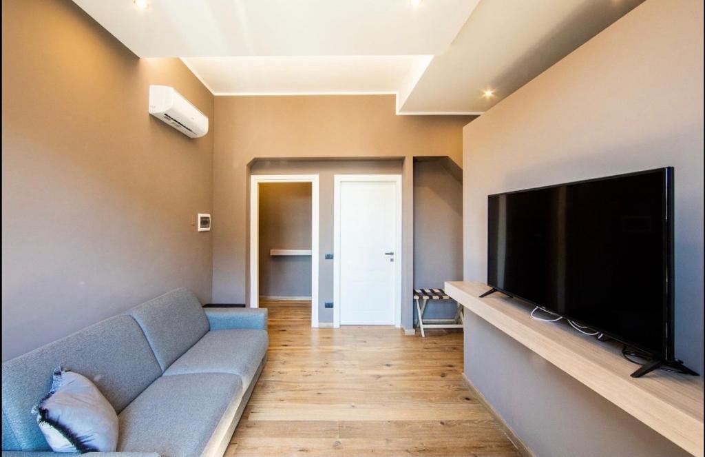 米兰NEW WONDERFUL BILO WITH WALK-IN CLOSET from Moscova Suites Apartments的带沙发和平面电视的客厅