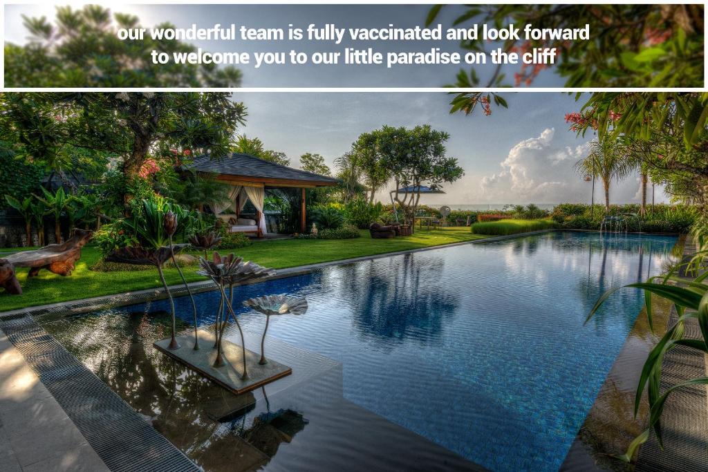 努沙杜瓦巴厘岛私人别墅 的一张带游泳池的房子的照片