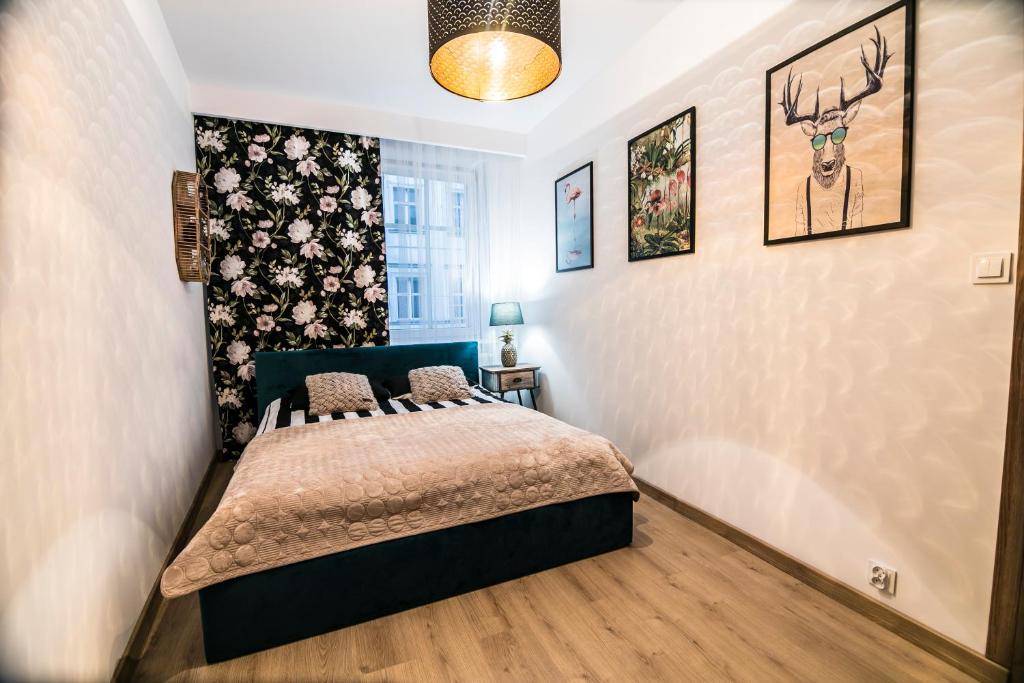 瓦乌布日赫AP Apartment's Gdańska的卧室配有一张床