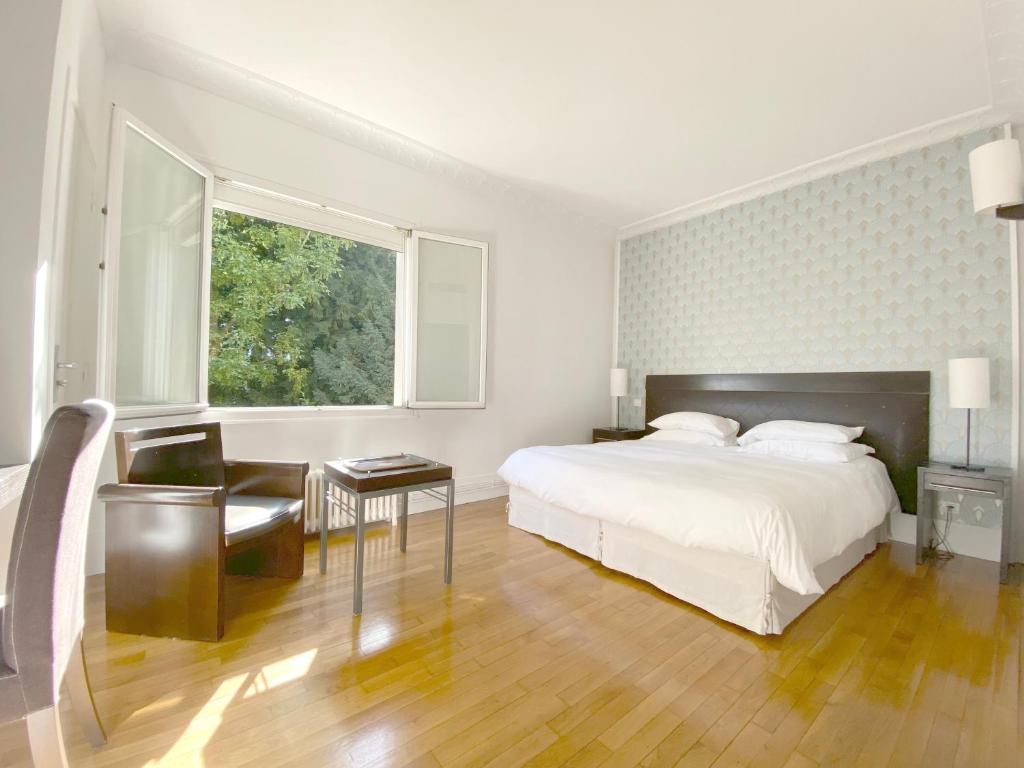 巴黎巴黎别墅 - 住宿加早餐旅馆的卧室设有一张白色大床和一扇窗户。