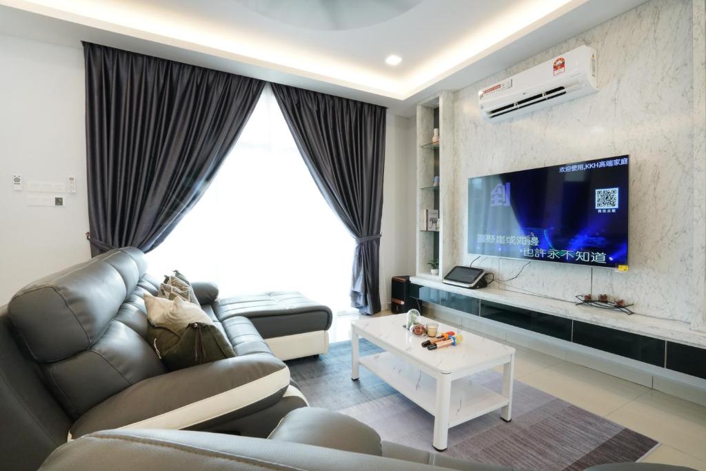 迪沙鲁Desaru KTV Classical Elegant Style by Joyfully 2M2的带沙发和电视的客厅