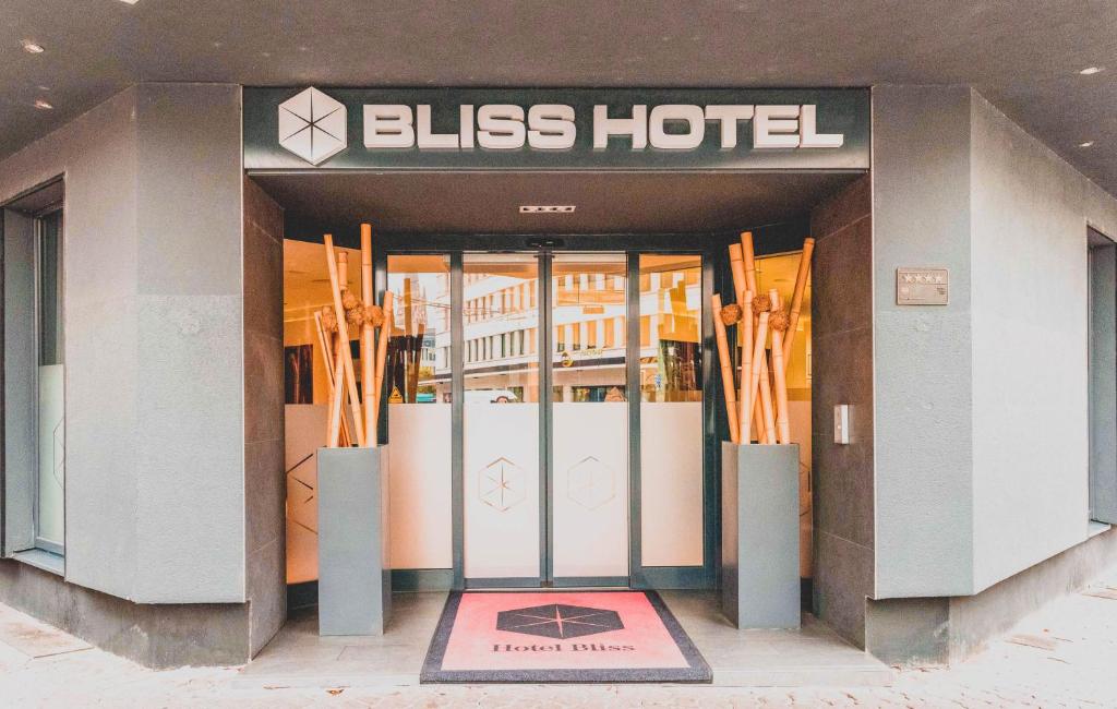 美因河畔法兰克福Bliss Design Hotel - Frankfurt City Messe的玻璃酒店入口,门打开