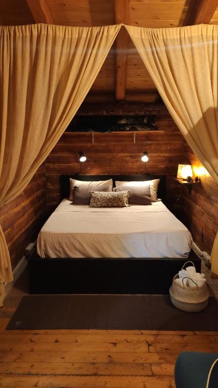 佩达拉Etna Rural Cottage with Jacuzzi的一间带床的卧室,位于带窗帘的房间