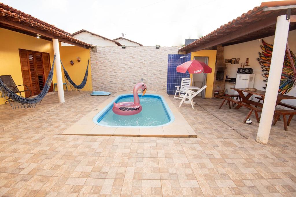 圣米格尔-杜斯米拉格里斯Toca do hamster - MILAGRES的后院的游泳池,带有粉红色的火烈鸟
