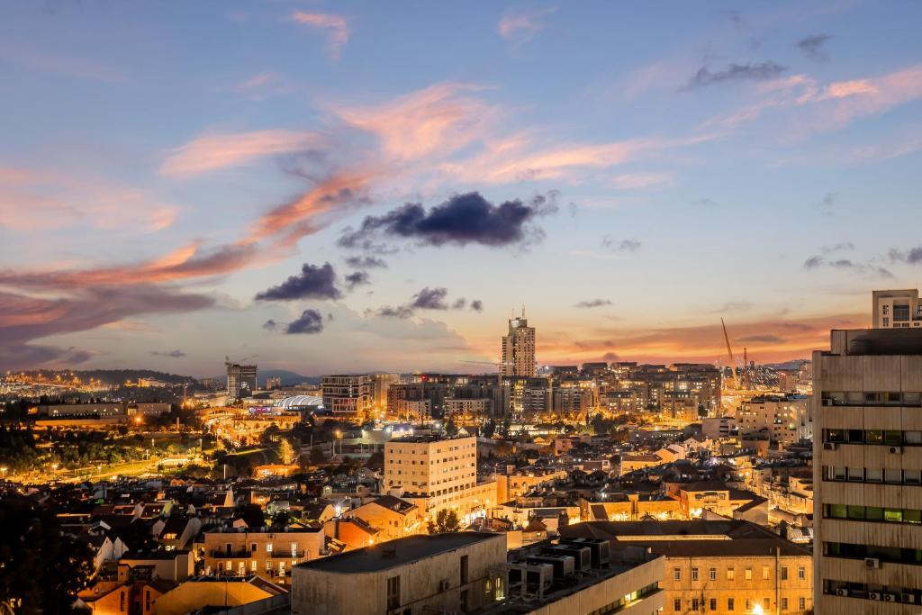 耶路撒冷My Jerusalem View的夜空云 ⁇ 的城市天际线