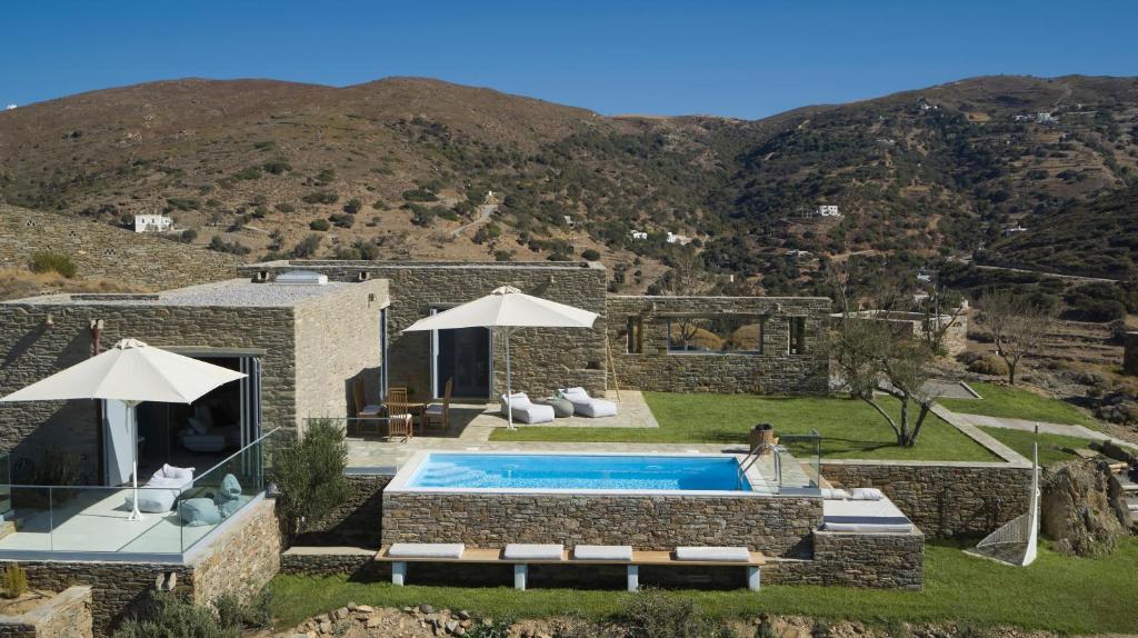 安德罗斯Heliades Villas Suite with private pool的一座别墅,设有游泳池和山脉