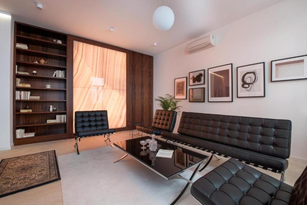 布尔诺Apartmánový dům U Tomana的客厅配有真皮沙发和椅子
