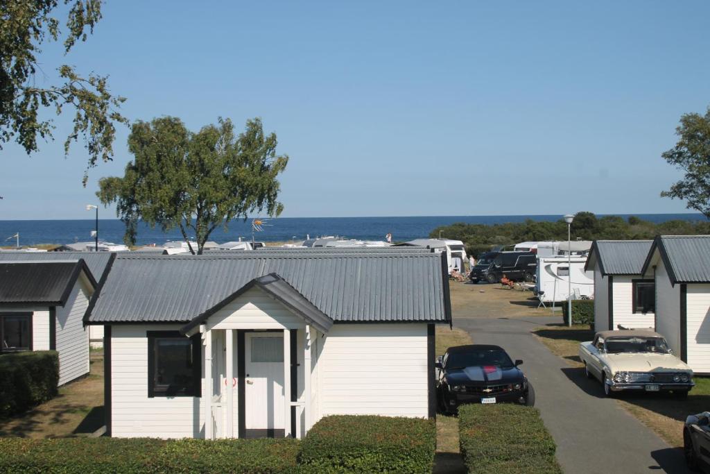 锡姆里斯港Tobisviks Camping的停车场的一排白色房子