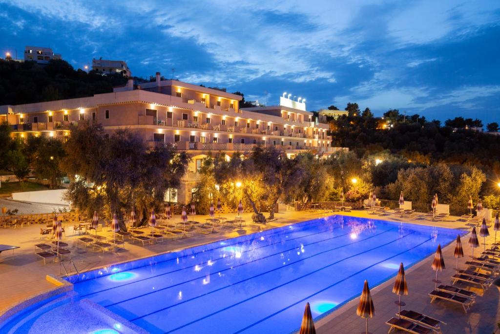 维耶斯泰德尔莫里酒店的晚上在酒店前面的一个游泳池