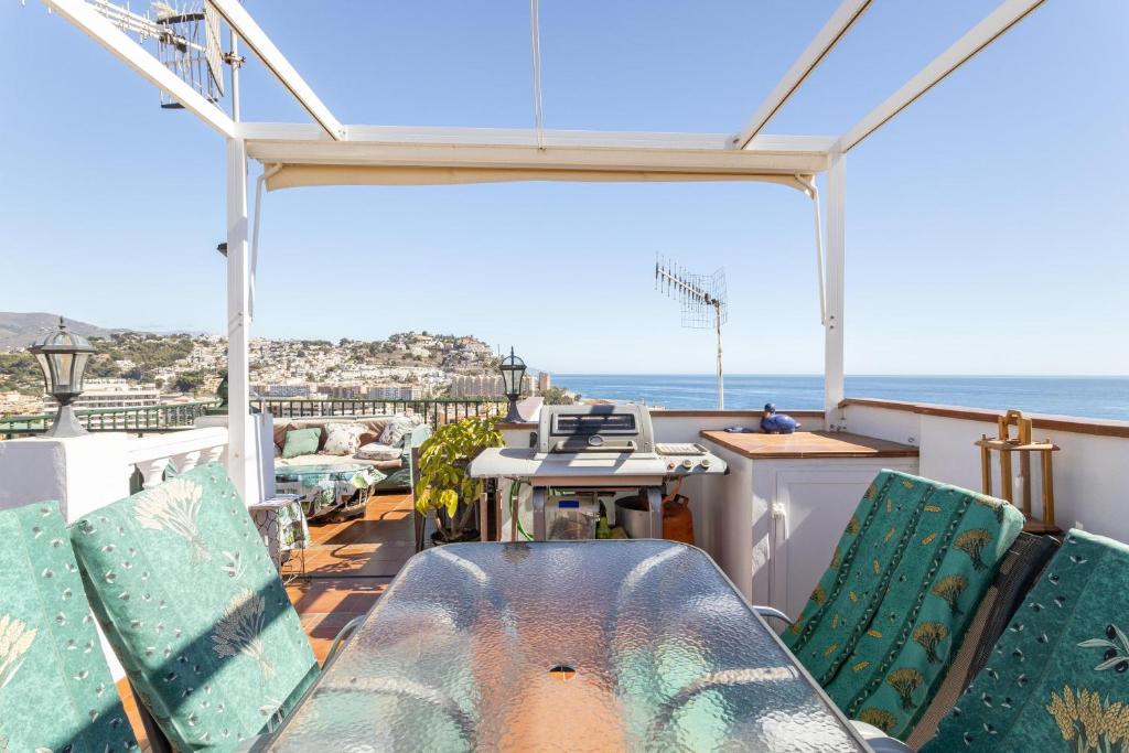 阿尔姆尼卡Casa Mia的阳台配有椅子,享有海景。