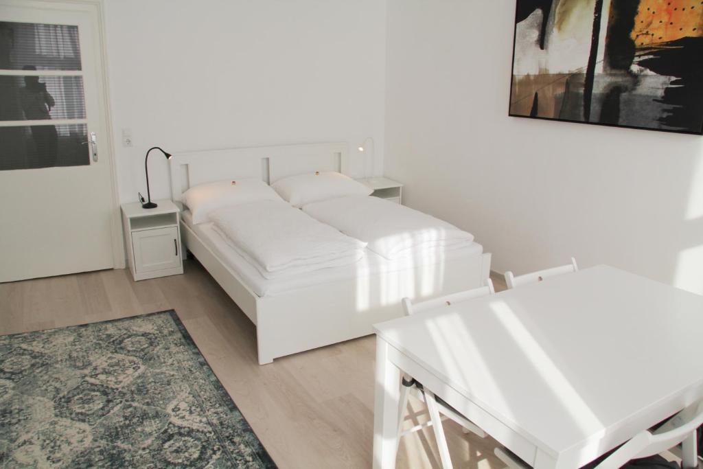 维也纳Vienna4you App 33 you are welcome的白色的卧室配有白色的床和一张桌子