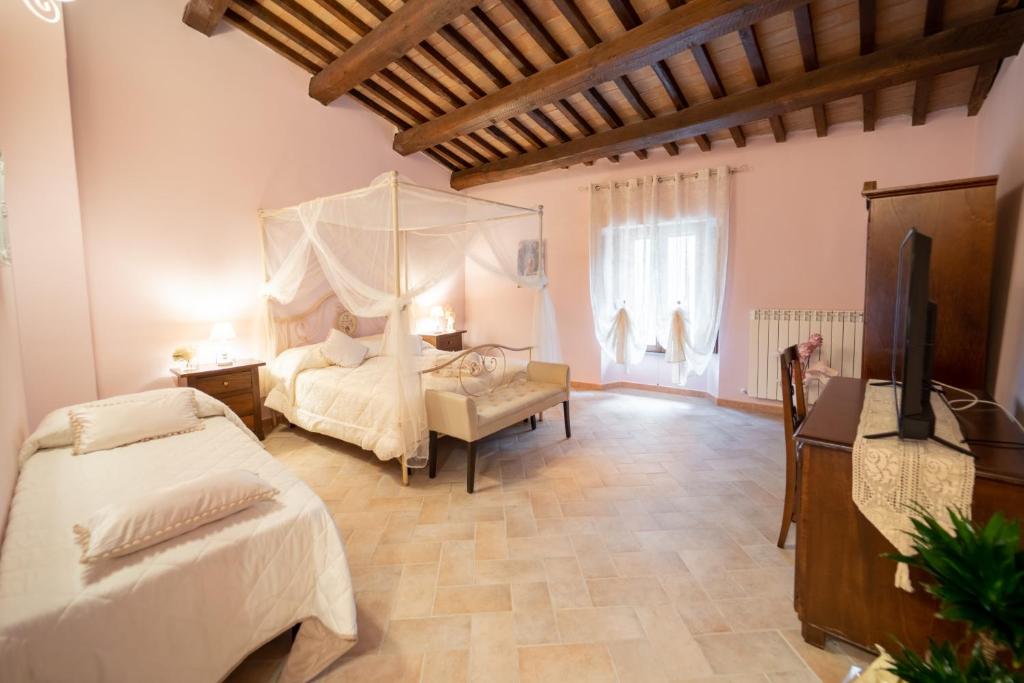 瓜尔多塔迪诺Albergo La Loggia di San Martino的一间卧室配有两张床和一台平面电视