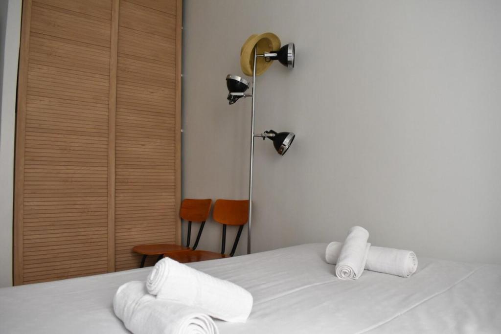 巴黎Charming Apartment near The Eiffel Tower的卧室配有白色床和毛巾