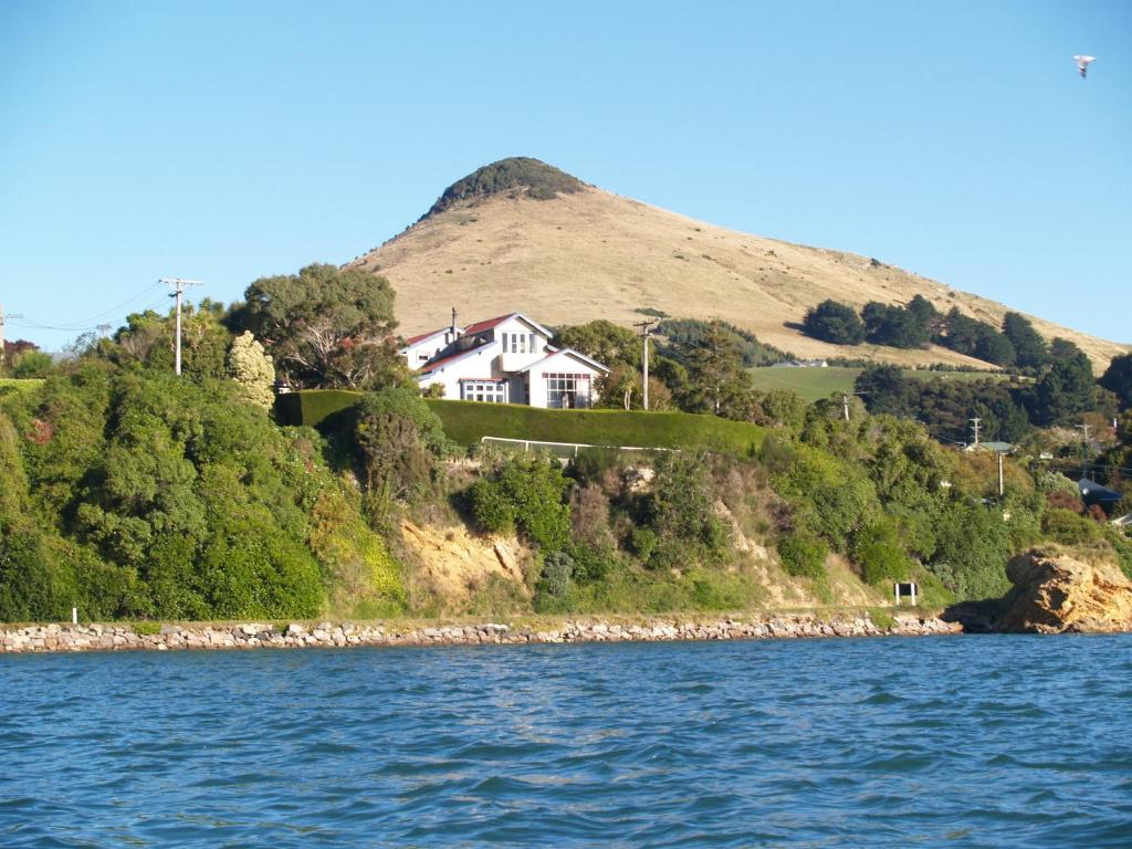 Portobello伊迪山船长酒店的水边山顶上的房子