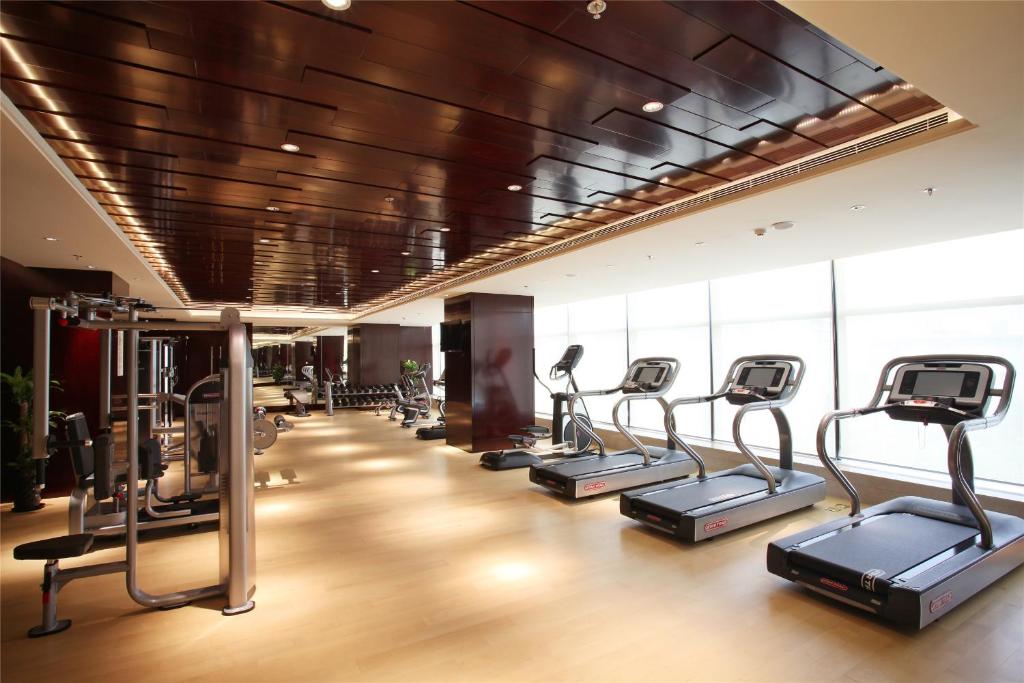 西安西安天骊君廷大酒店 的健身房设有跑步机和椭圆机