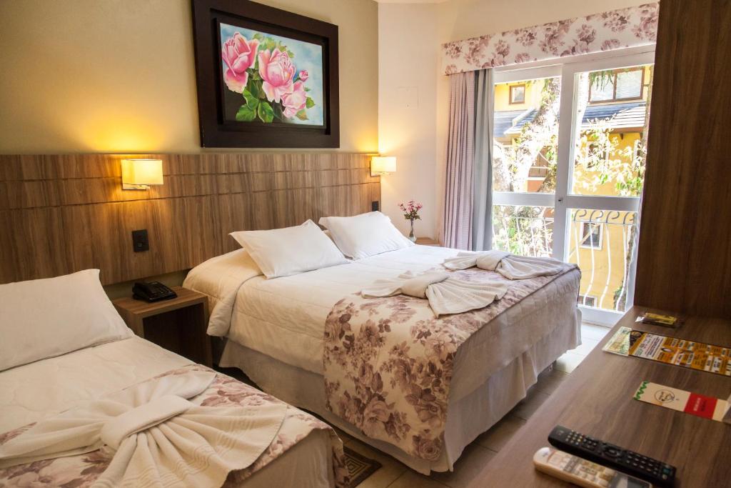 格拉玛多阿古阿布兰卡酒店的酒店客房设有两张床和窗户。