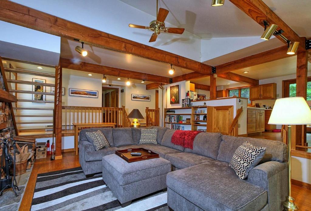 基灵顿Lakewood Lodge的带沙发和吊扇的客厅