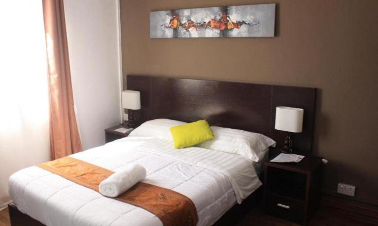 格兰贝伊Le Binome的一间卧室配有一张黄色枕头的床