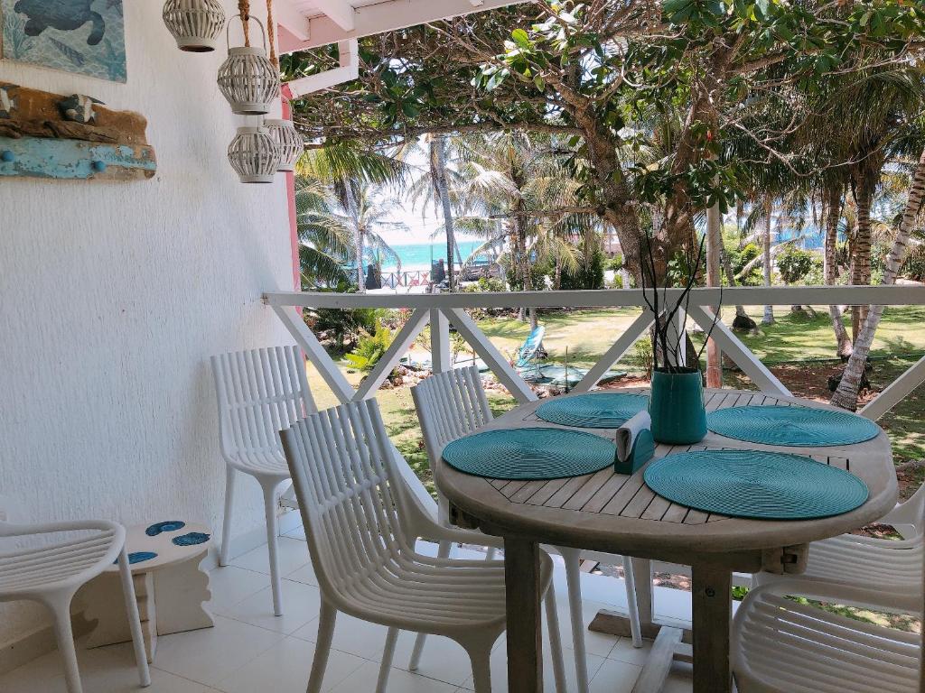 圣安德烈斯Sitio exclusivo y tranquilo的海景阳台上的桌椅