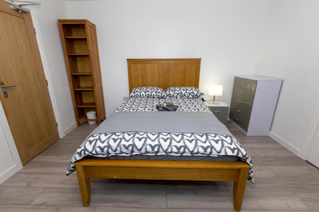 索利赫尔Comfortable stay in Shirley, Solihull - Room-2的一间卧室配有一张带黑白色棉被的床