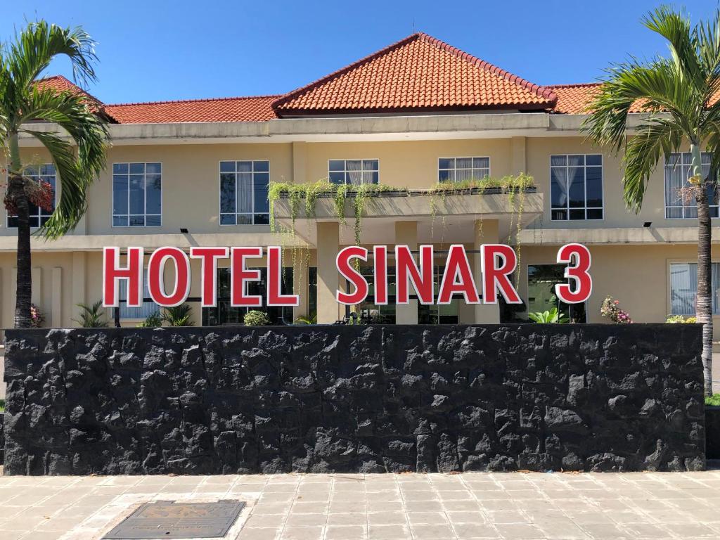 Sedati塞纳3酒店的大楼前的旅馆标志