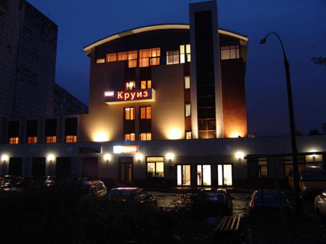 彼尔姆Cruise Hotel的一座晚上在上面有节 ⁇ 符号的建筑