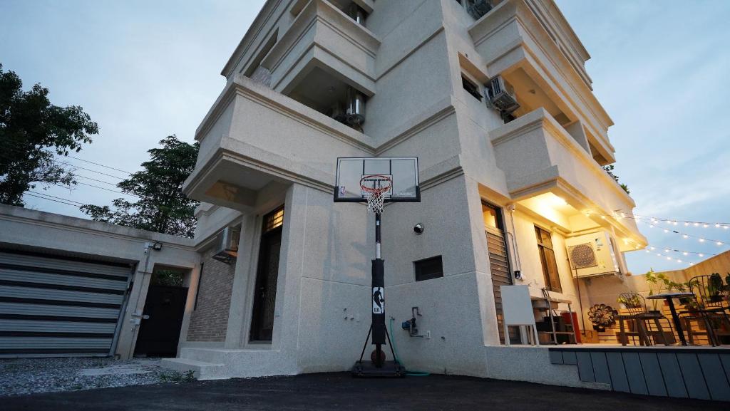 花莲市花莲温叨行旅HYGGE－可包栋的房屋前的篮球架
