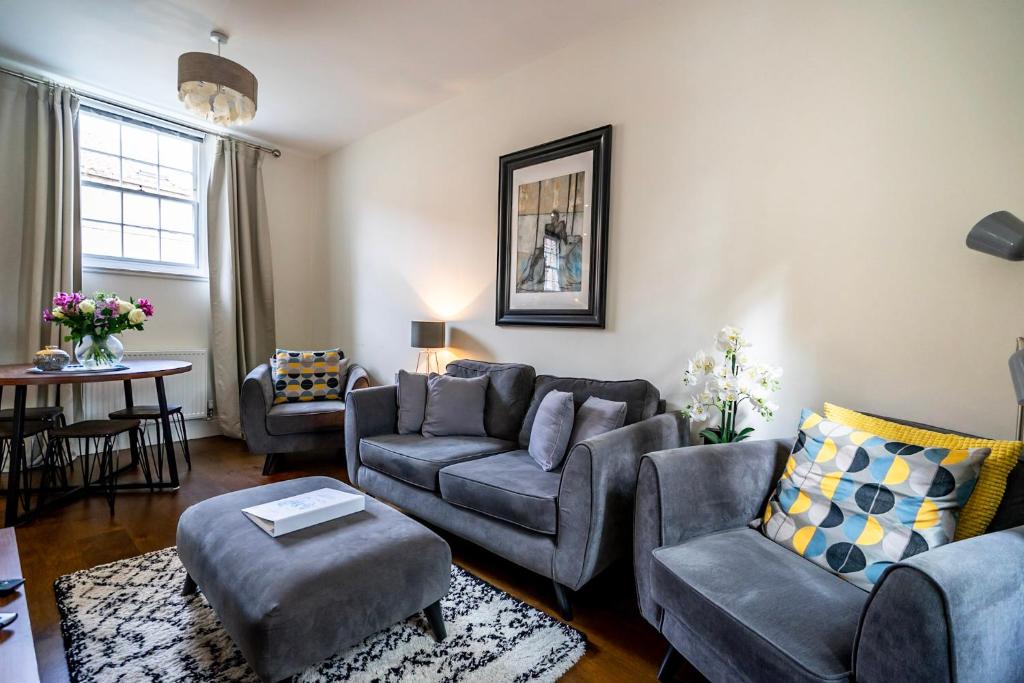 约克Middlethorpe Manor - No 4 Relaxation and Peace的客厅配有沙发、椅子和桌子