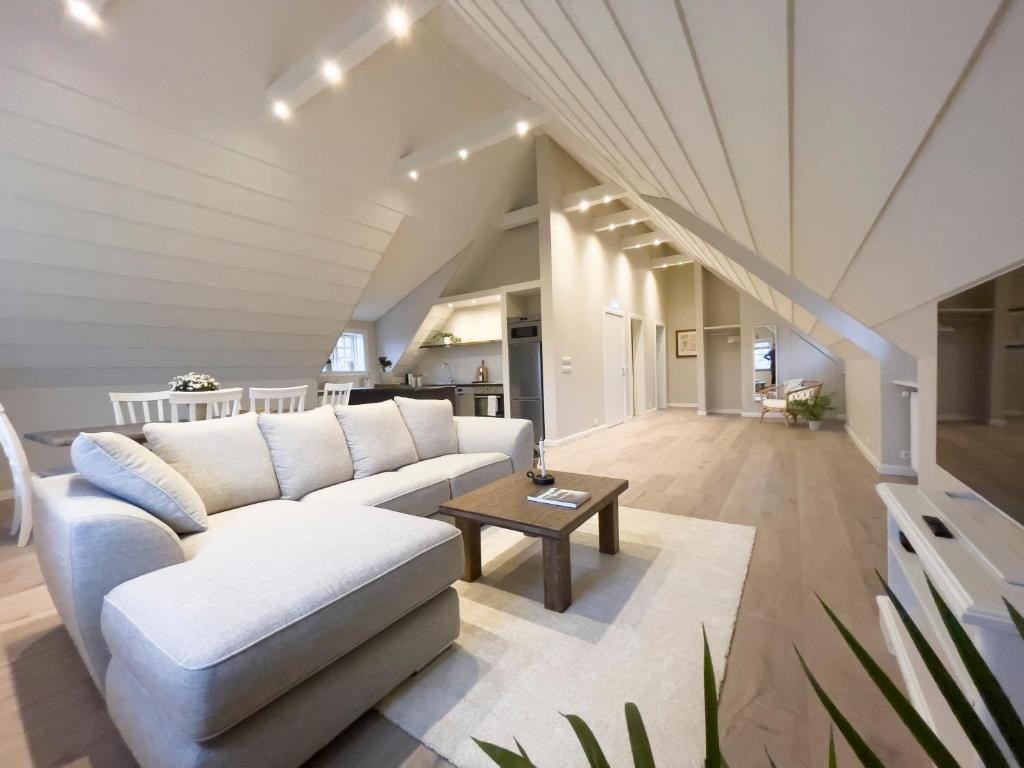 格林达维克Kristinsson Apartments的客厅配有白色的沙发和桌子