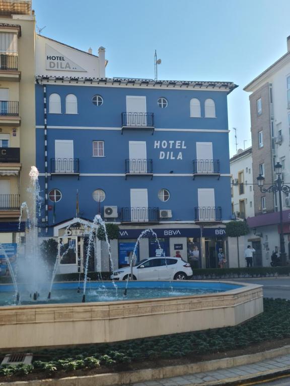 贝莱斯赫迪拉酒店的蓝色的酒店,前面设有喷泉