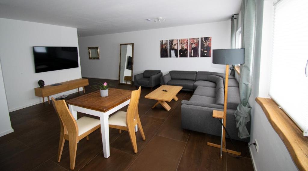 杜塞尔多夫unique flat的客厅配有沙发和桌子