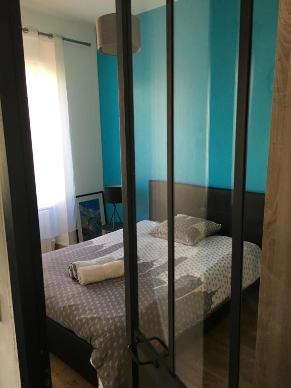 瑟堡Sweetie Flat的一间卧室设有一张床和蓝色的墙壁