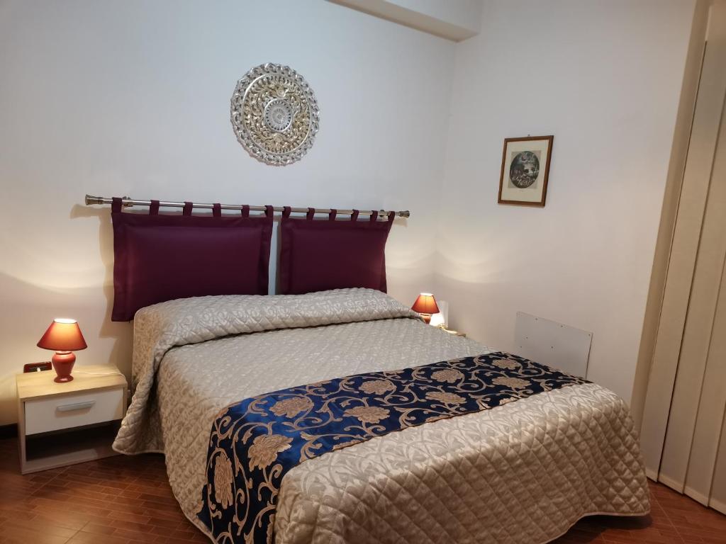 SalemiSEGESTA - New Nouveau Bedding的一间卧室配有一张带被子的床和两盏灯。