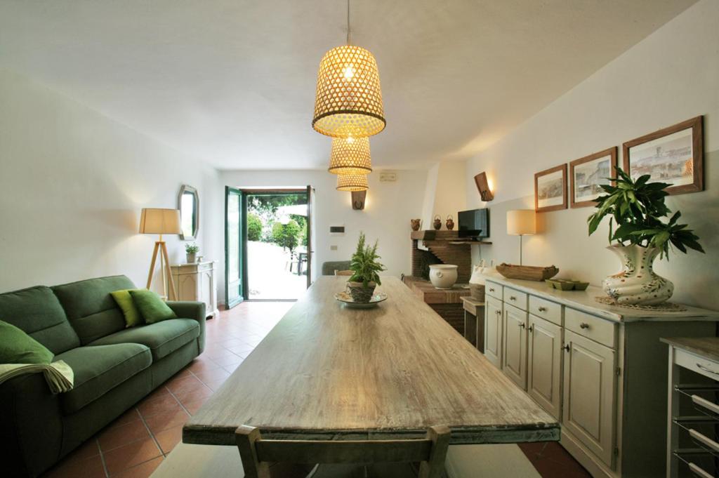 阿夸彭登泰Agriturismo Casale le Crete的客厅配有桌子和沙发