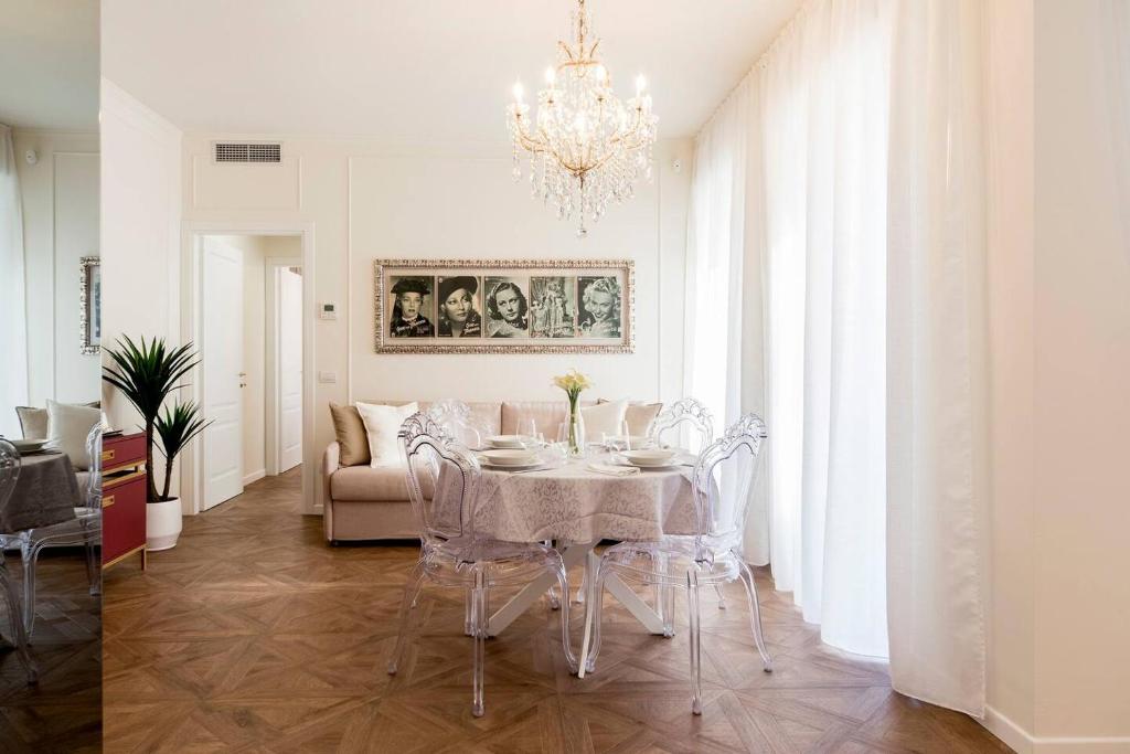 维罗纳Madonna Montecchi Luxury Suite in Verona的一间带桌椅和吊灯的用餐室