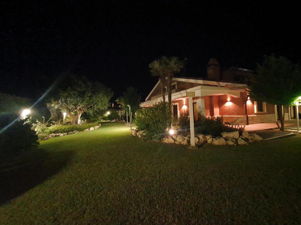泰尔莫利EDEN RELAX的院子里的灯火在晚上的房子