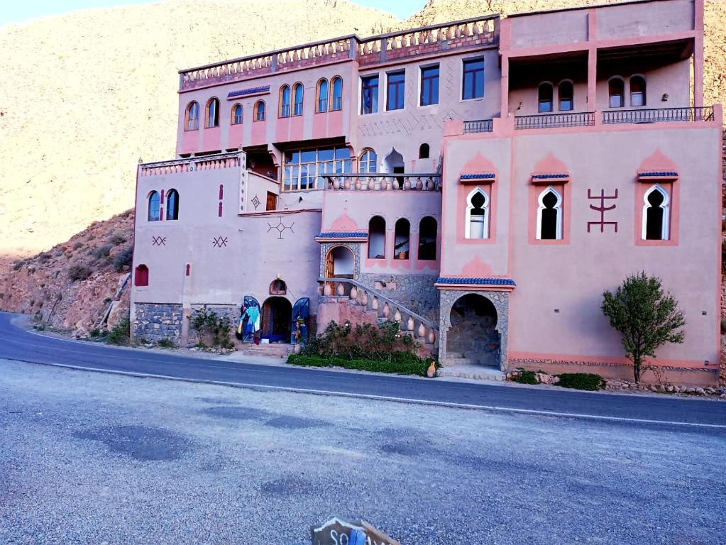 布马伦Riad Bleu Afriqua的道路一侧的粉红色大建筑