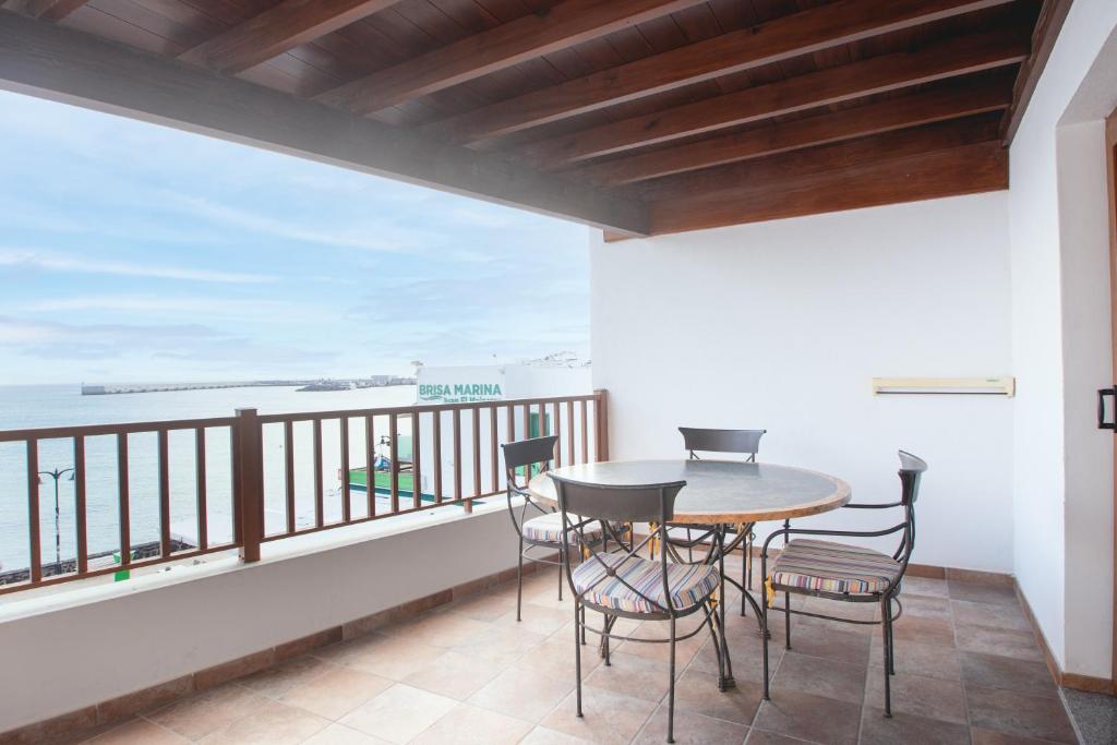 普拉亚布兰卡Blancazul Harbour View的一个带桌椅的海景阳台