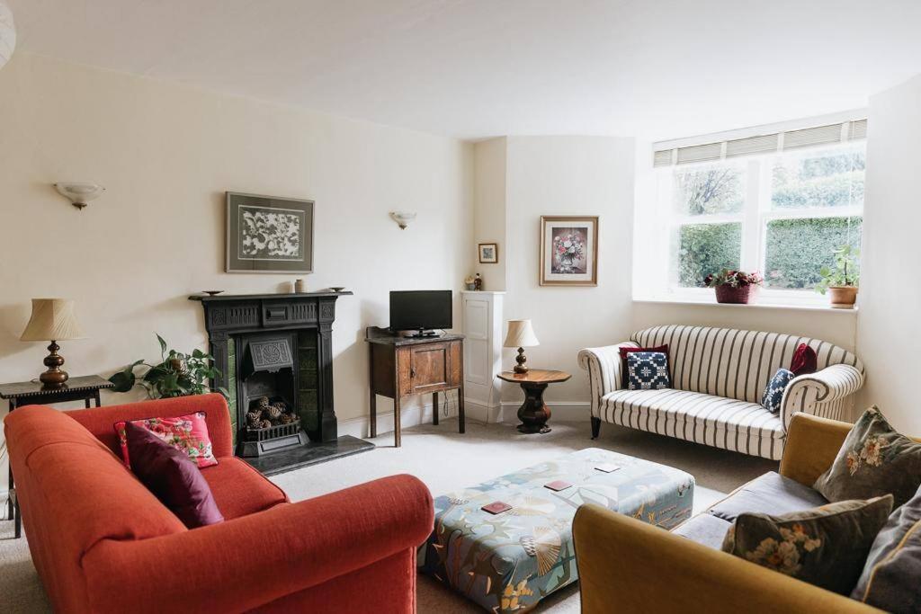 肯德尔SUNNYSIDE APARTMENT - Spacious 2 Bedroom Ground Floor with Free Parking In Kendal, Cumbria的客厅设有两张沙发和一个壁炉