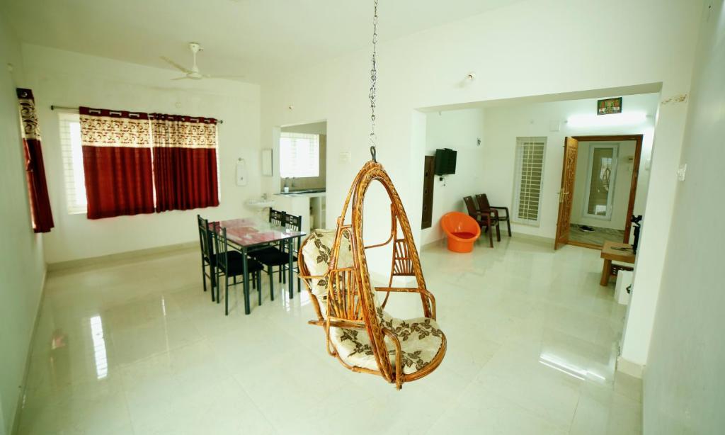 蒂鲁帕蒂TrueLife Homestays - Alamelu Avenue - Fully Furnished AC 2BHK Apartments in Tirupati - Walkable to Restaurants & Super Market - Fast WiFi - Kitchen - Easy access to Airport, Railway Station, Sri Padmavathi & Tirumala Temple的房屋内带滑梯的客厅